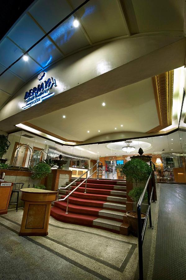 Hotel Berjaya Makati 3*