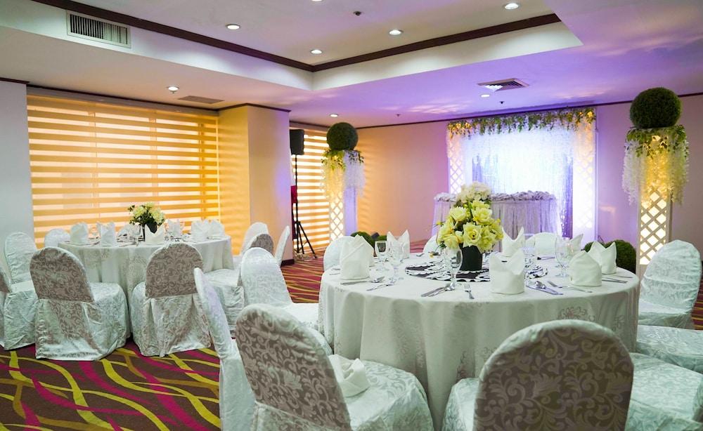 Hotel Berjaya Makati 3*
